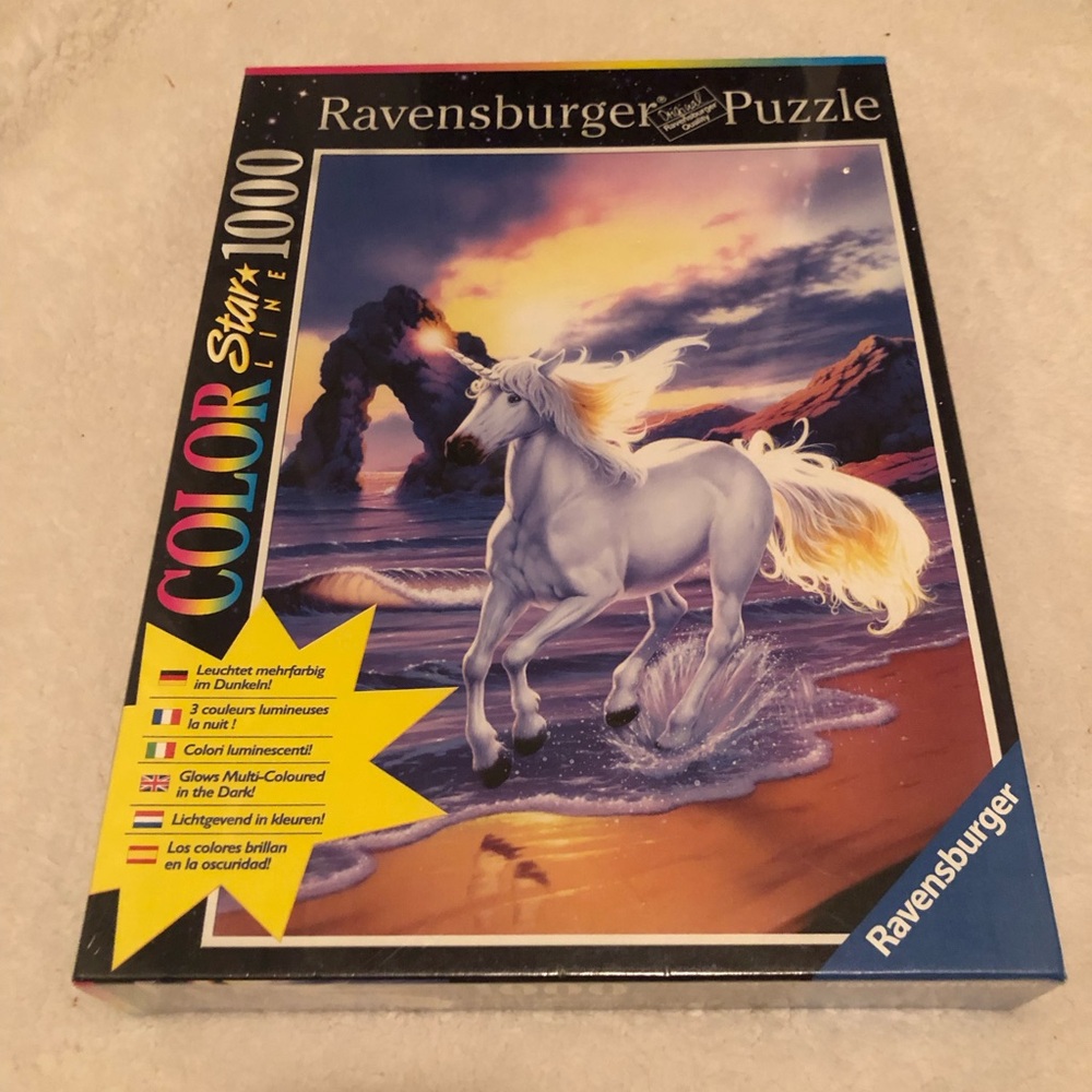 NWT- Ravensburger Color Star Puzzle with Vibrant Accents Glow in Dark